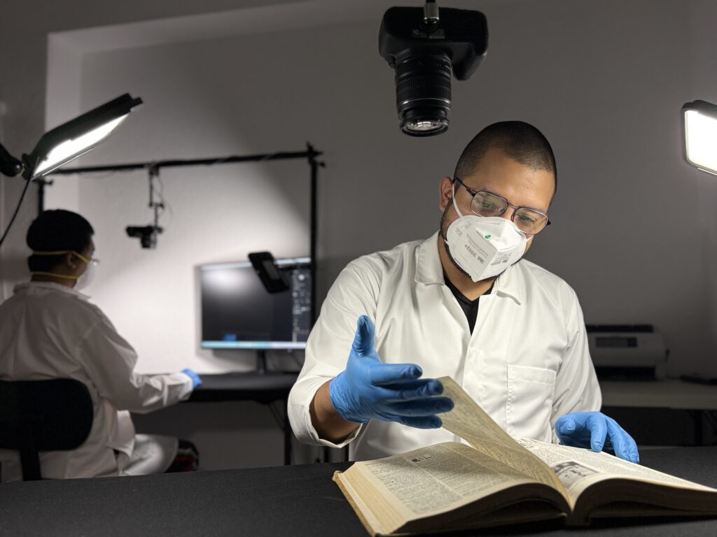 Operador inspeccionando libro